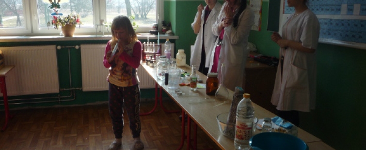 Powiększ obraz: Uczniowie podczas pokazów chemicznych